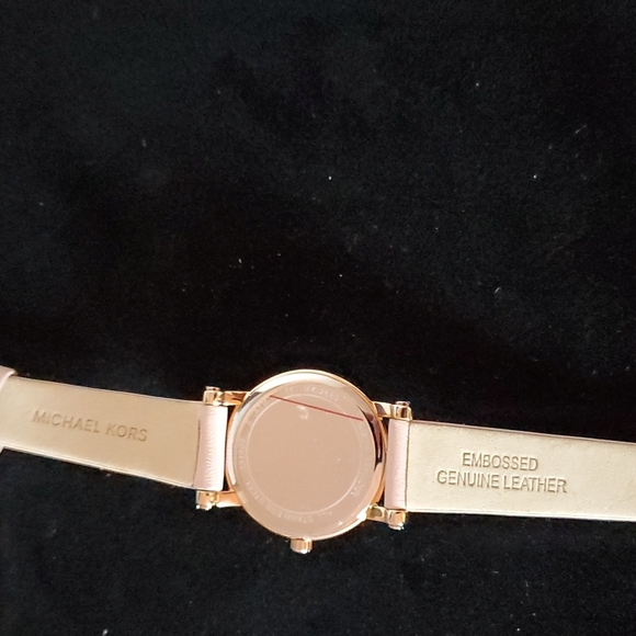 Michael Kors Women's Petite Norie Pink Mother of Pearl Dial Pink Leather Watch - Picture 8 of 9